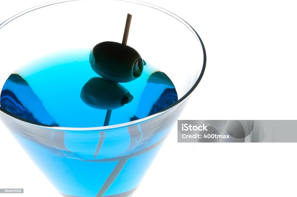 Blue Martini com dois azeitonas - Foto de stock de Azeitona royalty-free