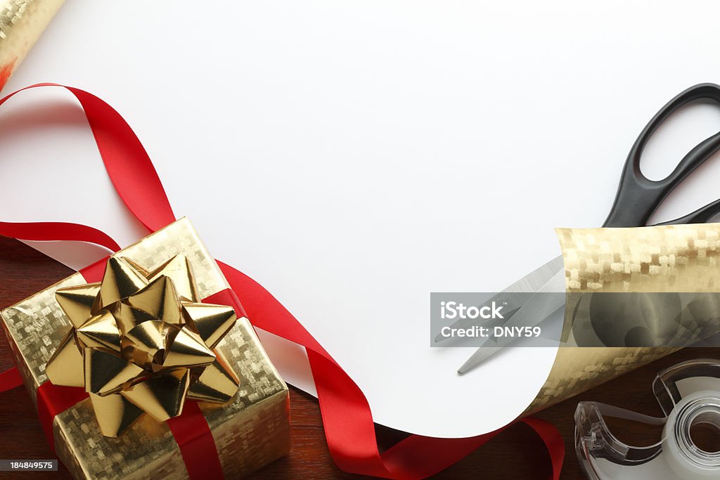 Envoltura de Navidad regalos - Foto de stock de Papel de regalo navideño libre de derechos