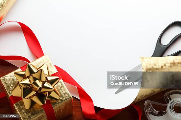 Envoltura De Navidad Regalos Foto de stock y más banco de imágenes de Papel de regalo navideño - Papel de regalo navideño, Celebración - Acontecimiento, Cinta