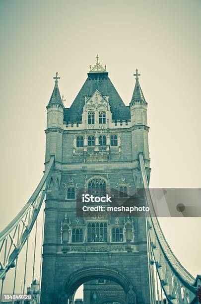 Foto de Tower Bridge e mais fotos de stock de Alto - Descrição Geral - Alto - Descrição Geral, Amarelo, Arquitetura