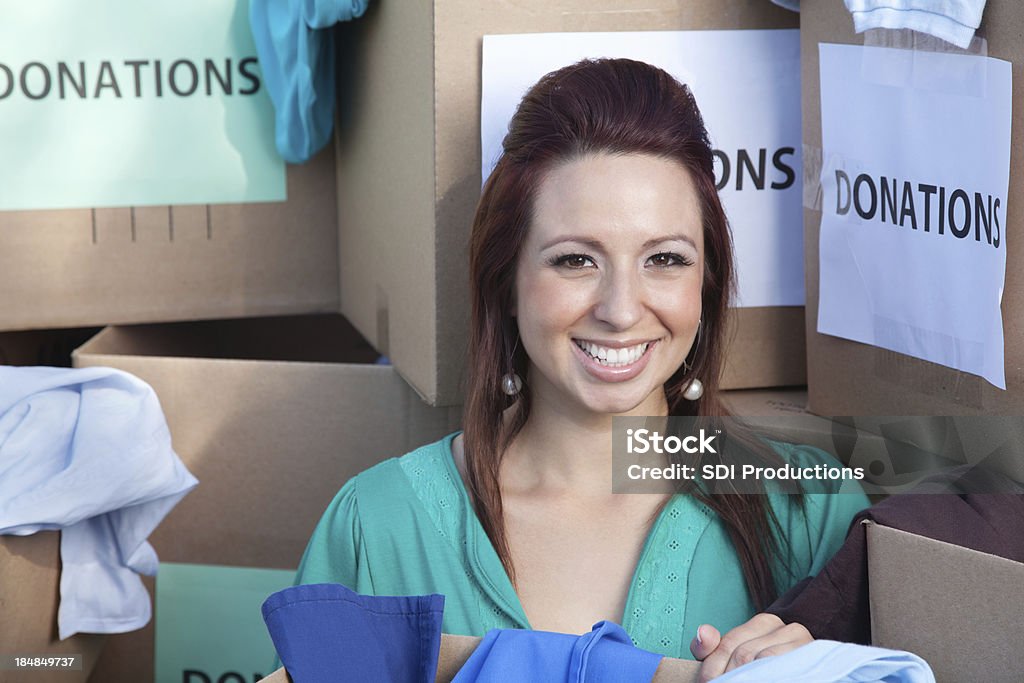 Lächelnd Freiwilligen in der Mitte von Spenden Box - Lizenzfrei Abwarten Stock-Foto