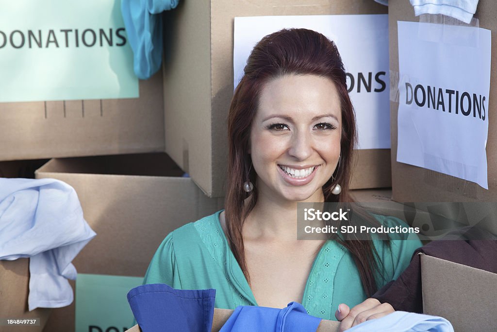 Sorrir voluntário no meio de caixas de Doações - Royalty-free Aberto Foto de stock