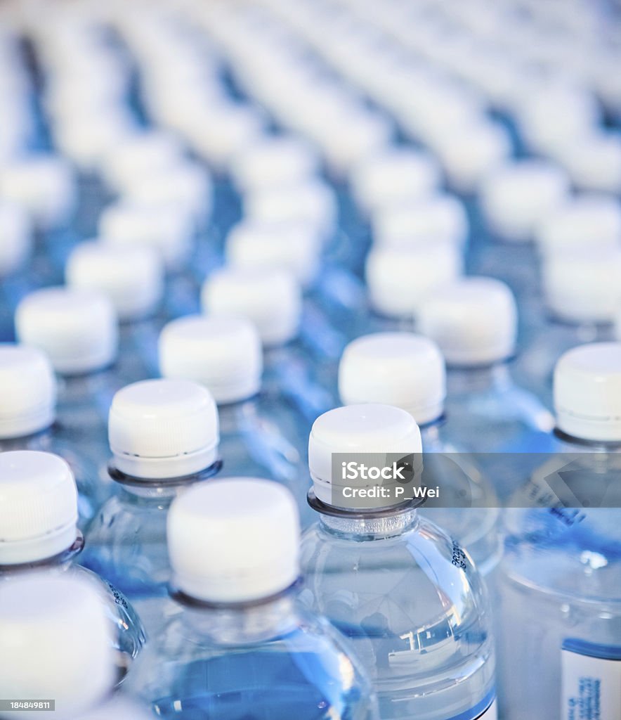 Бутылки Разливочный завод - Стоковые фото Бутылка воды роялти-фри