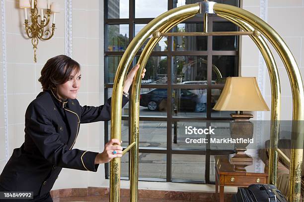 Photo libre de droit de Bell Hop Pousser Chariot À Bagages De Lhôtel De Luxe banque d'images et plus d'images libres de droit de Groom