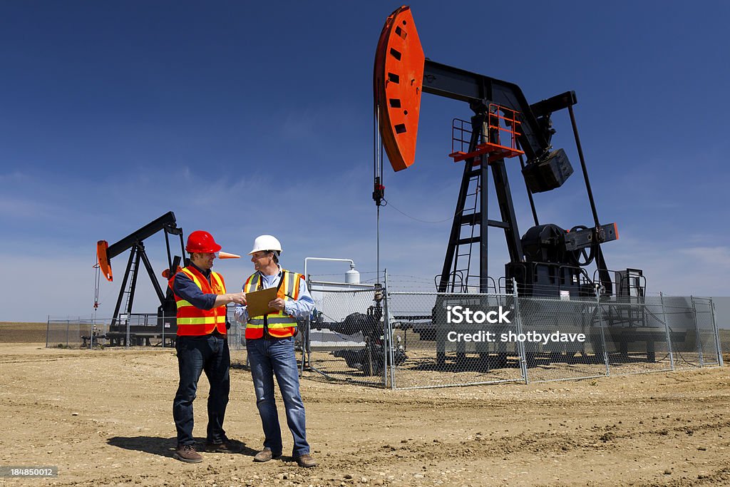 Pumpjacks et travailleurs - Photo de Pétrole libre de droits