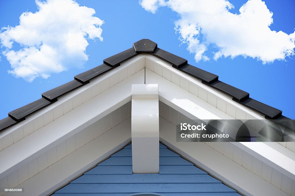 Dettagli di un tetto di casa in estate - Foto stock royalty-free di Tetto