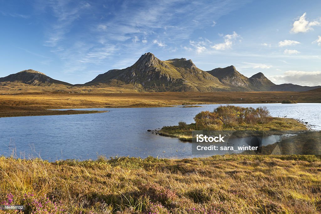 Highlands escocesas, o lago e as montanhas do Ben fiéis, norte da Escócia - Foto de stock de Pico Loyal royalty-free