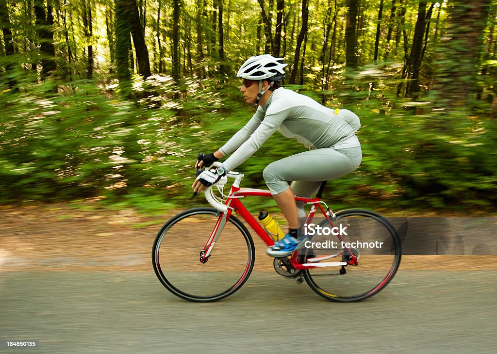 Weibliche biker auf den Wald - Lizenzfrei Aktiver Lebensstil Stock-Foto