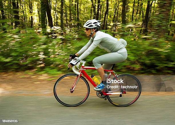 Weibliche Biker Auf Den Wald Stockfoto und mehr Bilder von Aktiver Lebensstil - Aktiver Lebensstil, Asphalt, Athlet