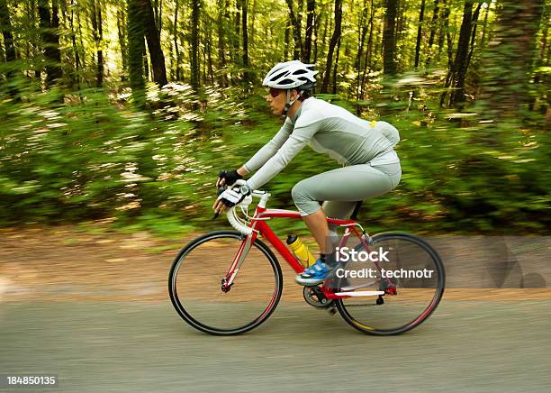 Photo libre de droit de Biker Femme Dans La Forêt banque d'images et plus d'images libres de droit de Activité de loisirs - Activité de loisirs, Adulte, Arbre