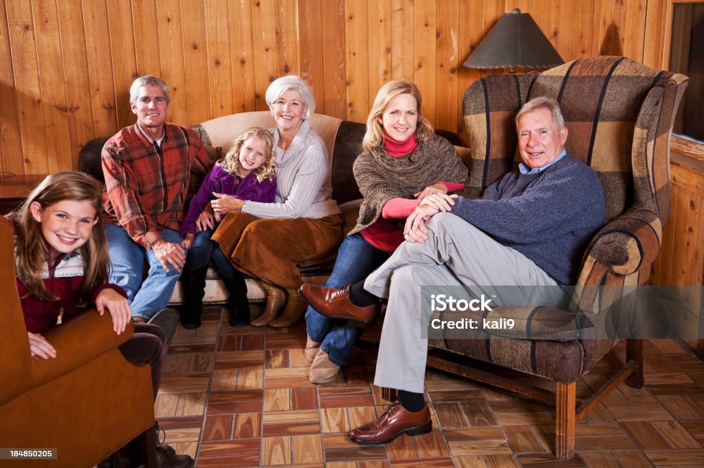 Tre generazione famiglia in cabina - Foto stock royalty-free di Capanna di legno