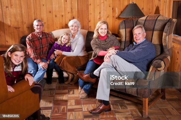 Tre Generazione Famiglia In Cabina - Fotografie stock e altre immagini di Capanna di legno - Capanna di legno, Riunione di famiglia - Incontro sociale, 12-13 anni