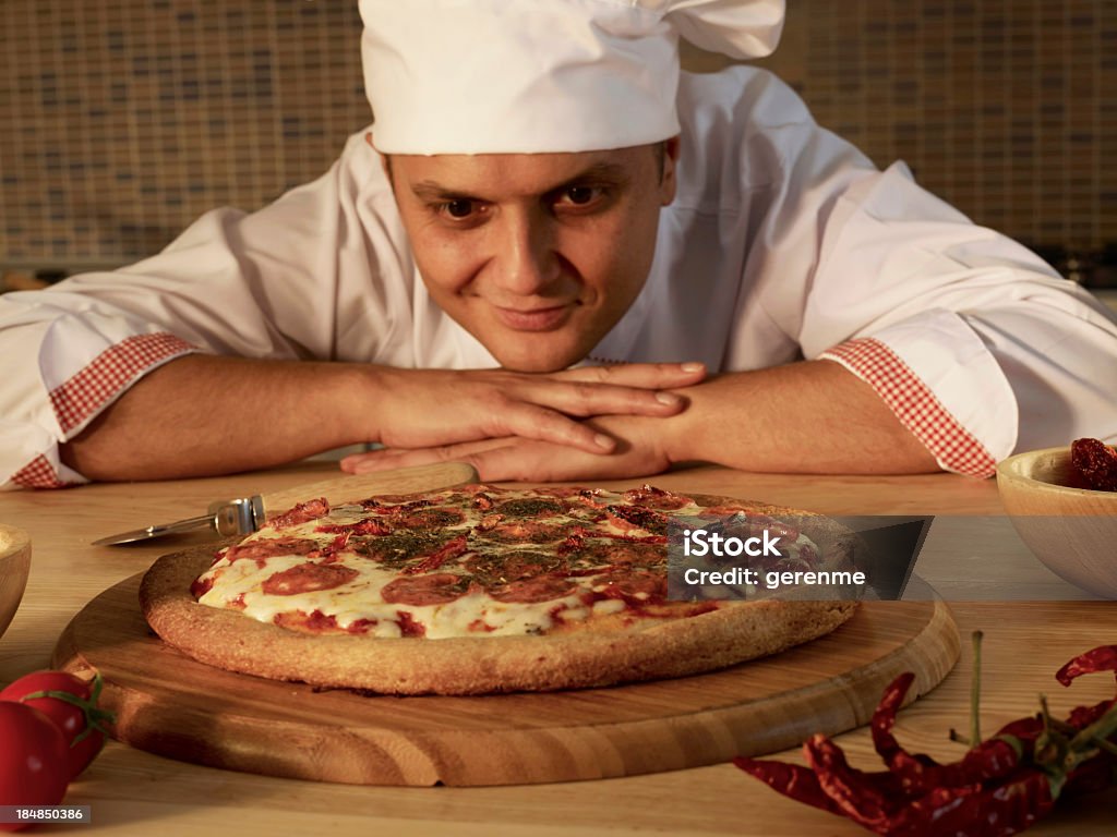 Chef regardant Pizza - Photo de Adulte libre de droits