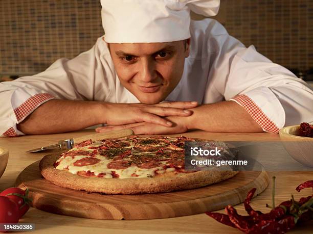 Chef Pizza Guardando - Fotografie stock e altre immagini di Adulto - Adulto, Alimenti secchi, Ambientazione interna