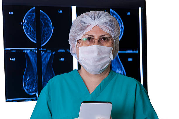doktor blick magnetresonanztomographie tablet-bildschirm - mammogram mri scan breast breast examination stock-fotos und bilder