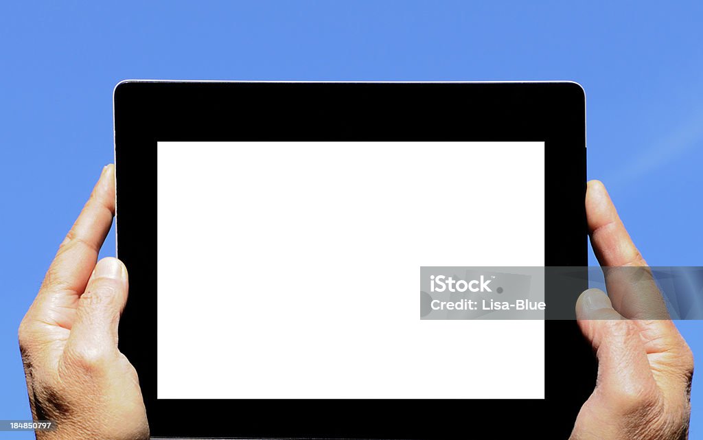 Mains montrant blanc tablette numérique Bleu ciel - Photo de Adulte libre de droits