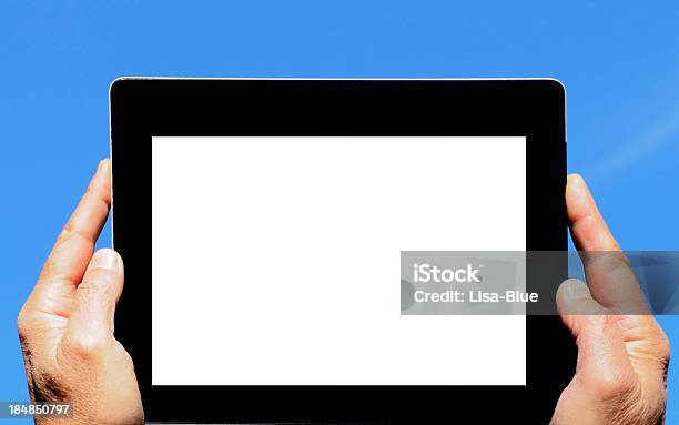 手を示す空のデジタルタブレットブルースカイ - つながりのストックフォトや画像を多数ご用意 - つながり, インターネット, カラー画像