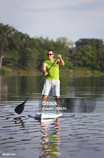 Paddleboarding Stockfoto und mehr Bilder von Aktiver Lebensstil - Aktiver Lebensstil, Ein Mann allein, Eine Person