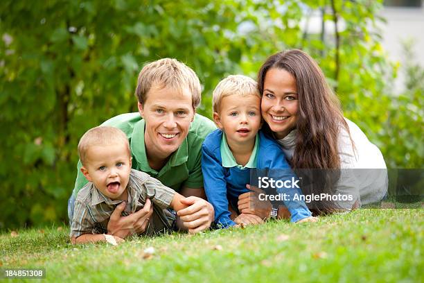 幸せな若い家族 - 2歳から3歳のストックフォトや画像を多数ご用意 - 2歳から3歳, 4人, アウトフォーカス