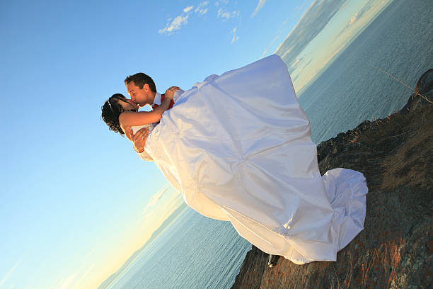 tenant baiser couple de mariage horizontales - adult beautiful wedding bride photos et images de collection