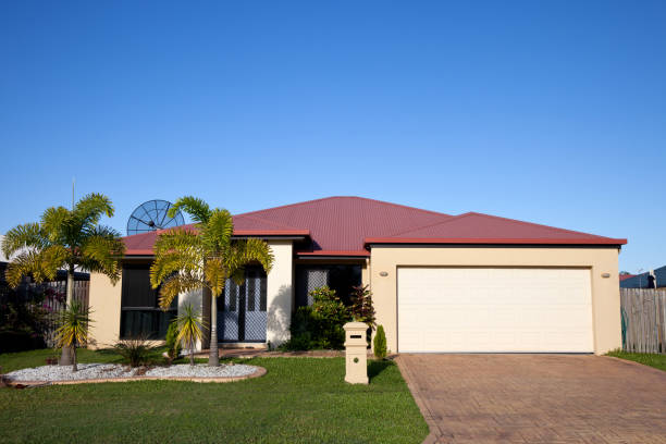 istock House with Antenna and blue sky 184851584