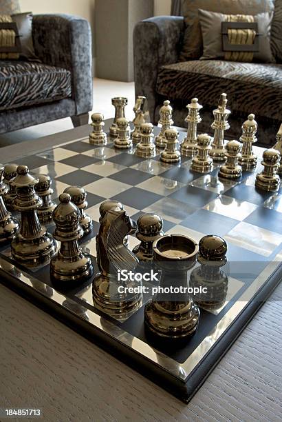 Schach In Einem Luxuslounge Stockfoto und mehr Bilder von Couchtisch - Couchtisch, Freizeitspiel, Bauer