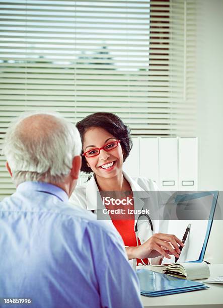 Weiblich Arzt Erklärt Medizinische Ergebnisse Stockfoto und mehr Bilder von Arzt - Arzt, Gespräch, Heilbehandlung