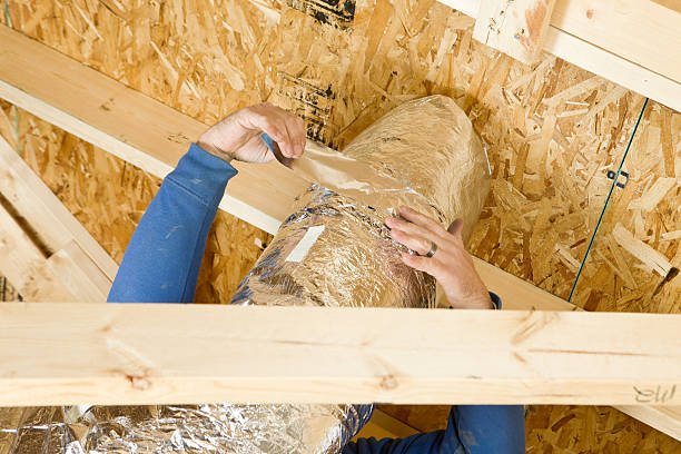 travailleur assure une combles vent canal avec ruban de papier aluminium - insulation roof attic home improvement photos et images de collection