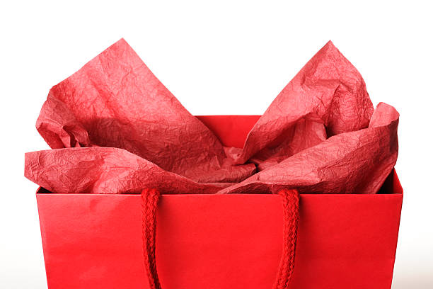 close-up de vermelho saco de compras com enfeite contra fundo branco - sacos de presente imagens e fotografias de stock