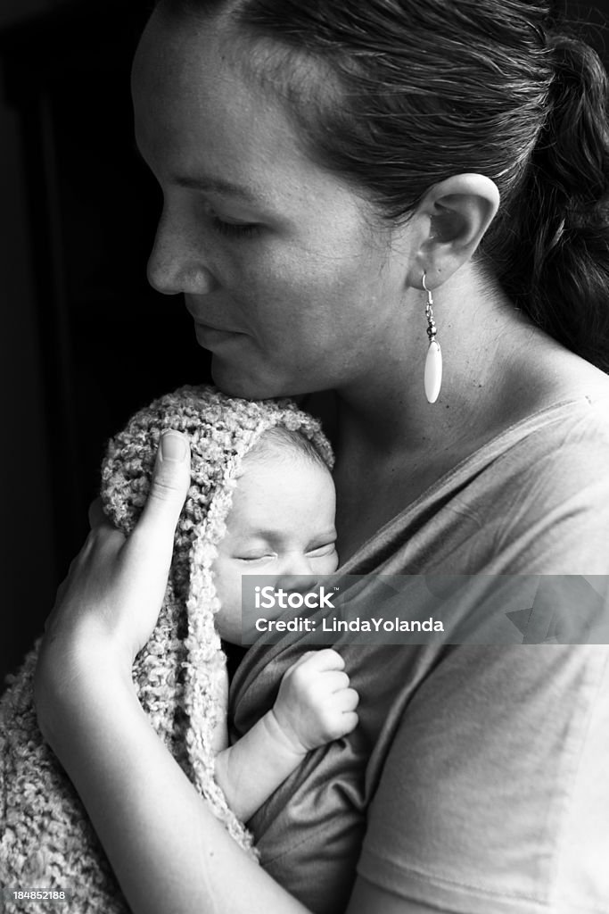 Madre con il neonato - Foto stock royalty-free di Bebé