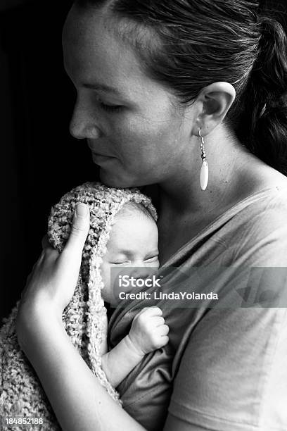 Madre Con Il Neonato - Fotografie stock e altre immagini di Bebé - Bebé, Nativo d'America, Madre