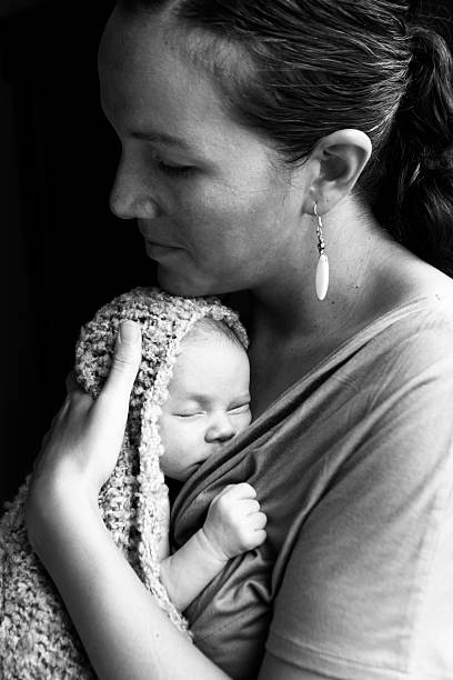 mãe segurando recém-nascido - native american baby love mother - fotografias e filmes do acervo