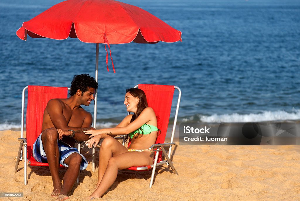 Giovane Coppia in amore sulla spiaggia - Foto stock royalty-free di Due persone