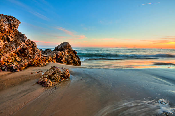 california strand bei sonnenuntergang - orange county california beach stock-fotos und bilder