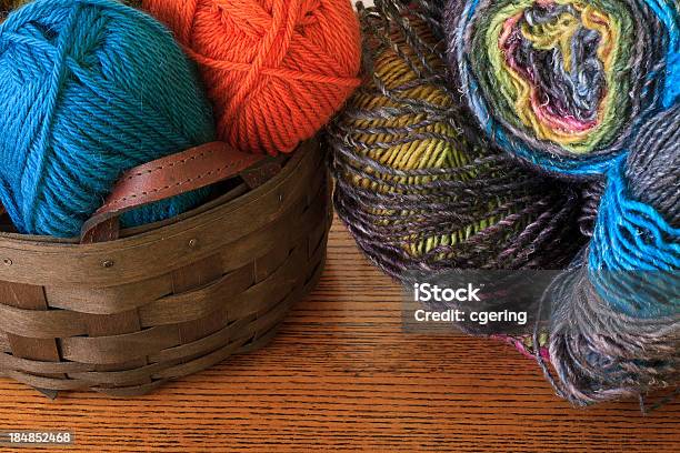 カラフルなウールの毛糸ボール - かぎ針編みのストックフォトや画像を多数ご用意 - かぎ針編み, かせ, ふわふわ