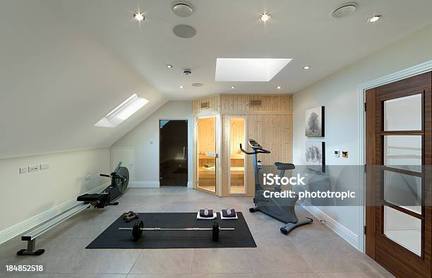 Área De Gimnasio Foto de stock y más banco de imágenes de Gimnasio - Gimnasio, Interior de la casa, Ático - Parte de un edificio