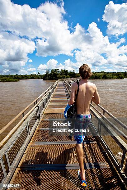 Turismo En Cataratas Del Iguazú Foto de stock y más banco de imágenes de 20 a 29 años - 20 a 29 años, Adulto, Adulto joven