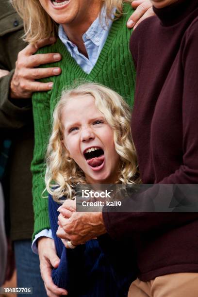 Rapariga Feliz Segurando Avó Mão - Fotografias de stock e mais imagens de 6-7 Anos - 6-7 Anos, 60-69 Anos, Adulto