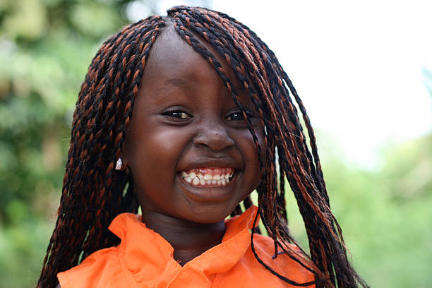 linda garota africana - liberia - fotografias e filmes do acervo