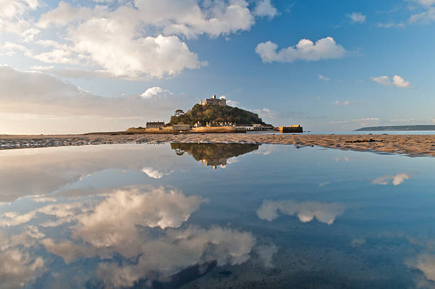 saint michaels mount bei sonnenaufgang - castle famous place low angle view england stock-fotos und bilder