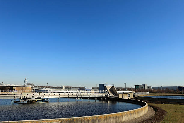 широкий угол зрения a водоочистная станция - sewage treatment plant water plant water purification plant industry стоковые фото и изображения