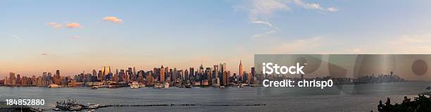 Vista Panorâmica De Manhattan Ao Pôr Do Sol - Fotografias de stock e mais imagens de Cidade de Nova Iorque - Cidade de Nova Iorque, Estado de Nova Iorque, Horizonte Urbano