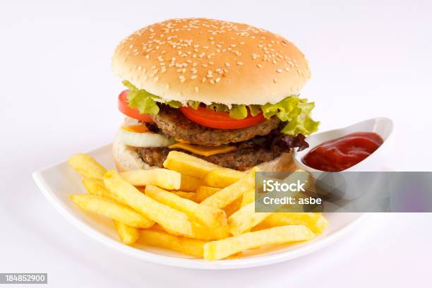 Photo libre de droit de Hamburger Et Frites banque d'images et plus d'images libres de droit de Assiette - Assiette, Pommes frites, Blanc