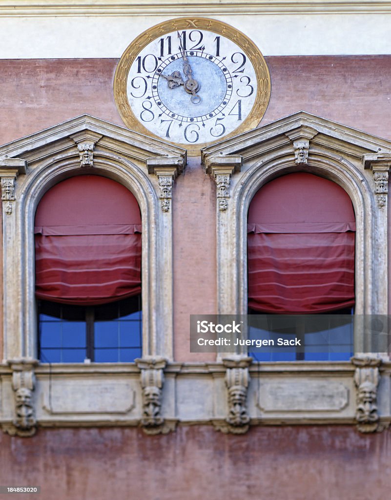 Classic vermelho, janelas e persianas romanas relógio de Bolonha - Foto de stock de Arquitetura royalty-free