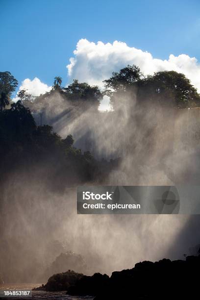 Niebla Y Las Cataratas Del Iguazú Foto de stock y más banco de imágenes de Agua - Agua, América del Sur, Arco iris
