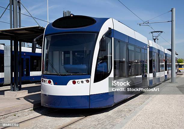 Foto de O Moderno Bonde Estacionados Na Estação De Metrô e mais fotos de stock de Bonde - Bonde, Estacionário, Azul