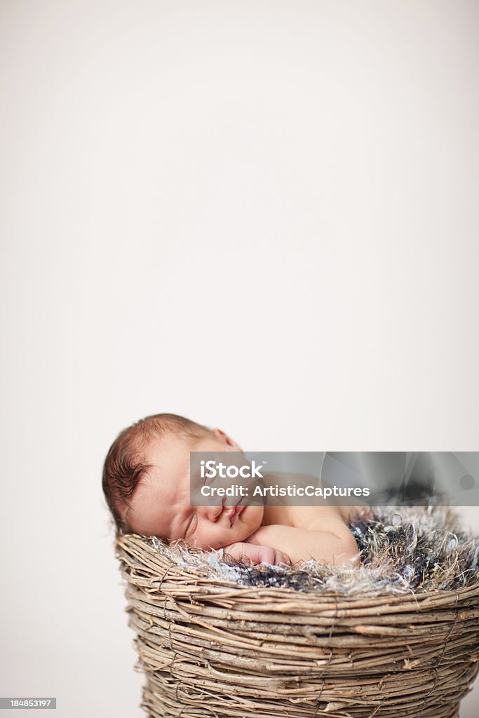 신생아를 진찰해야 남자아이 슬리핑 객실에서는 바구니, 복사 공간이 - 로열티 프리 0-11 개월 스톡 사진