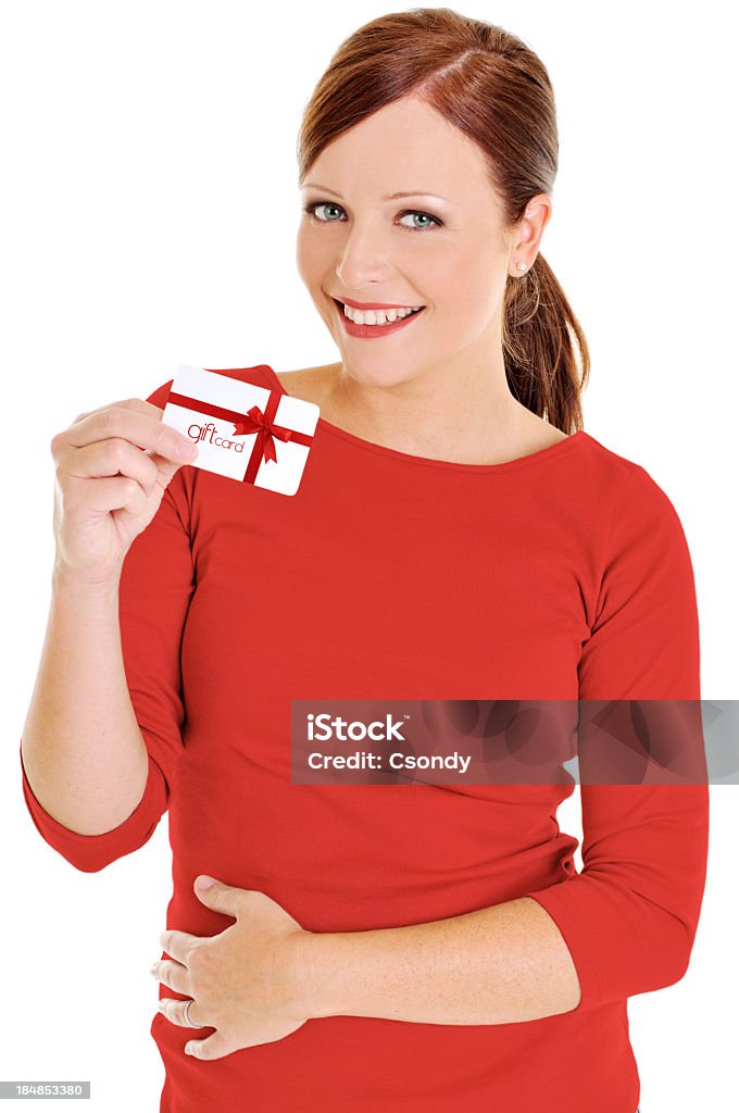 Молодая красивая Женщина держит подарочную карту - Стоковые фото Белый фон роялти-фри
