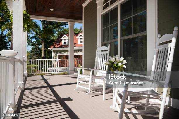 Porche Circundante En El Verano Foto de stock y más banco de imágenes de Veranda - Veranda, Pórtico, Fachada arquitectónica