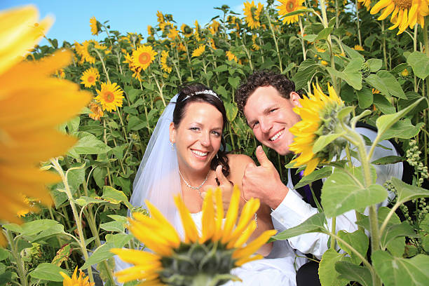 merveilleux mariage de tournesol positive - adult beautiful wedding bride photos et images de collection